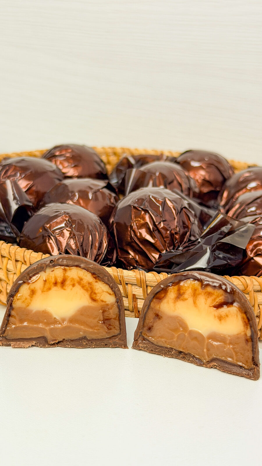 Bombom de cereja cortado mostrando recheio com geleia vermelha