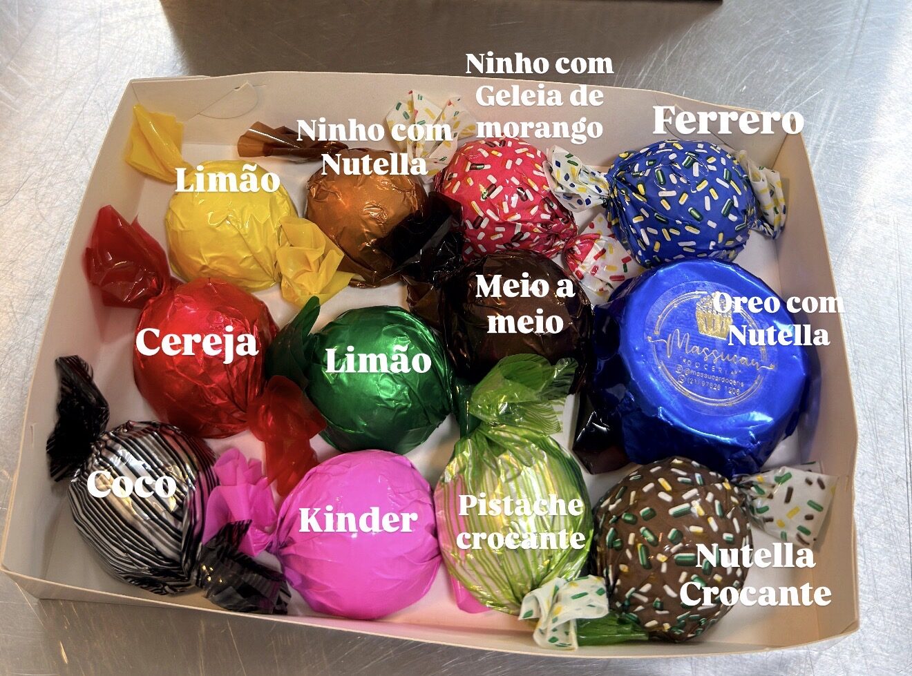 Cinco bombons cortados em fila mostrando diferentes recheios