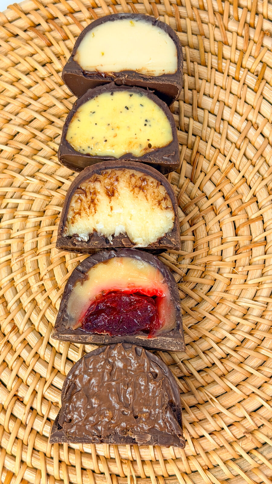 Trio de bombons cortados de sabores diferentes